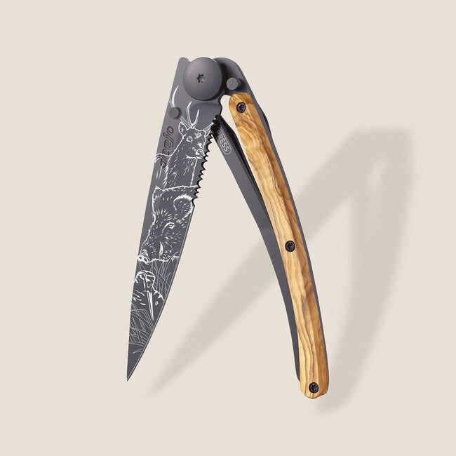 Deejo Tattoo Serration coltello legno d'ulivo scena di caccia