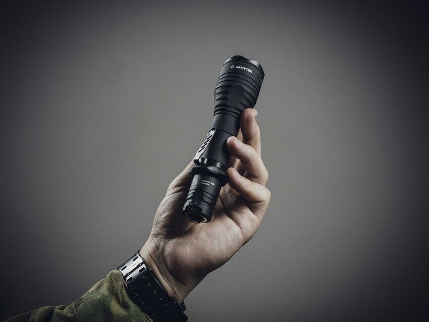 ArmyTek Viking Pro torcia tascabile a LED bianchi da 2050 lm 136 g