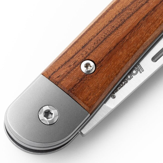 Lionsteel Jack é un nuovo coltello tascabile tradizionale con lama in acciaio M390 JACK JK1 ST