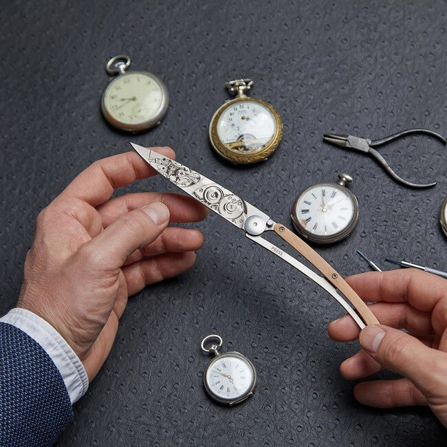 Deejo Horlogéria coltello di chiusura legno di ginepro grigio titanio orologiaio