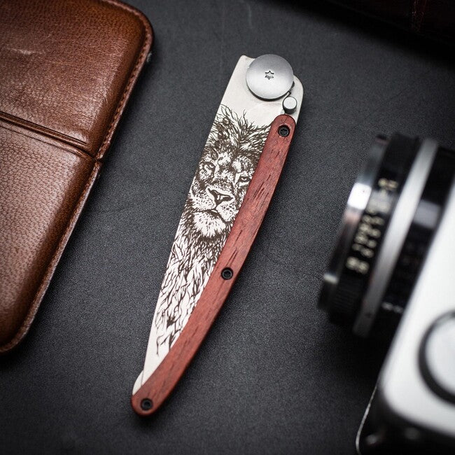 Deejo Tattoo Lion coltello di chiusura , coralwood