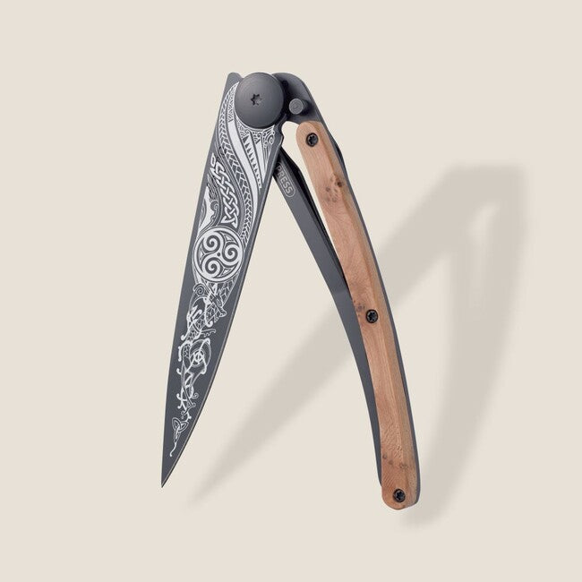 Deejo Tattoo Coltello da chiusura Legno di ginepro nero Celtico