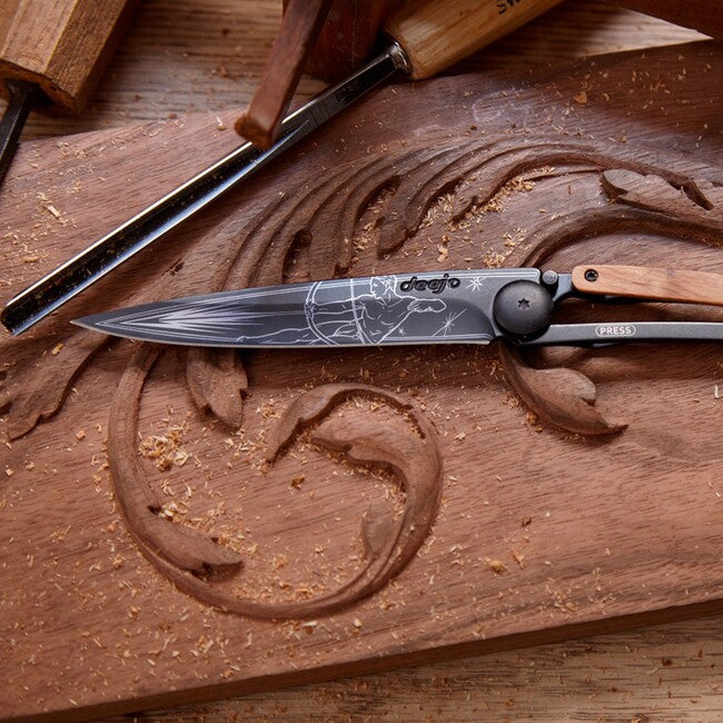 Deejo Tattoo Coltello di chiusura Legno d'ulivo nero Sagittario