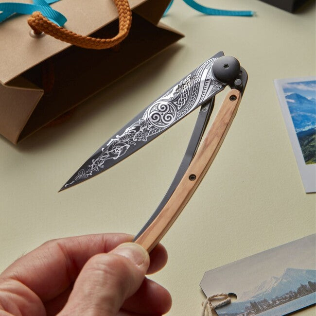 Deejo Tattoo Coltello da chiusura Legno di ginepro nero Celtico