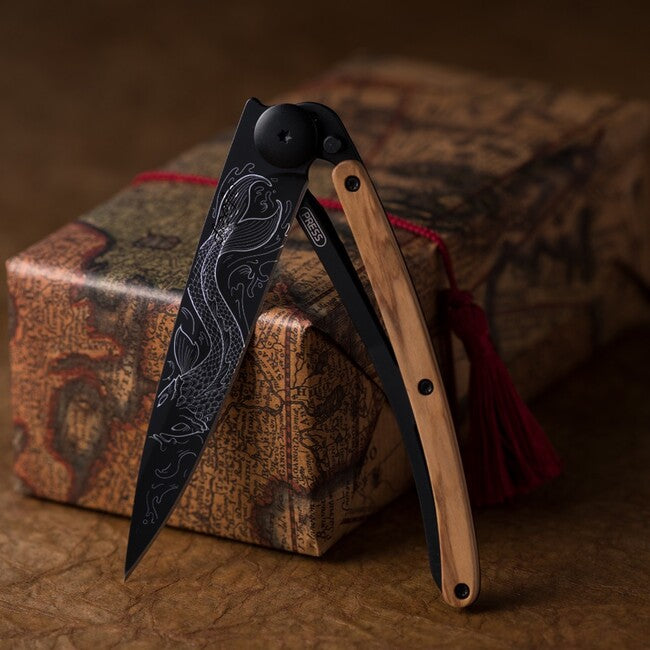 Deejo Tattoo coltello pieghevole legno d'ulivo nero Pesci