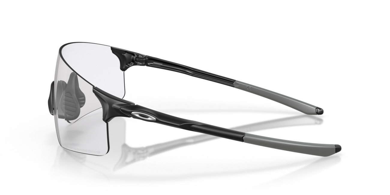 Oakley Evzero Blades occhiali fotocromatici con telaio matte black e con le diapositive clear 50% black irid photo