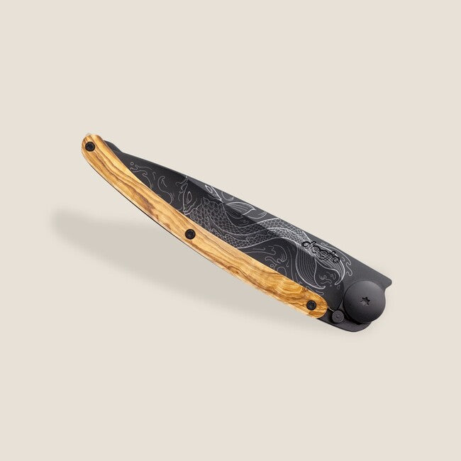 Deejo Tattoo coltello pieghevole legno d'ulivo nero Pesci