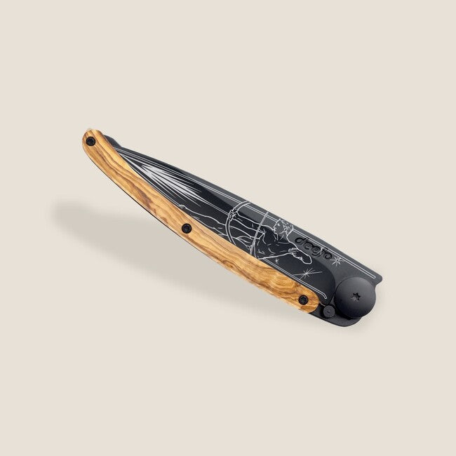 Deejo Tattoo Coltello di chiusura Legno d'ulivo nero Sagittario