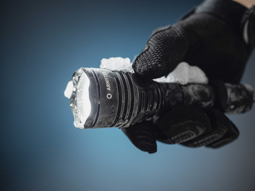 ArmyTek Viking Pro torcia tascabile a LED bianchi da 2050 lm 136 g