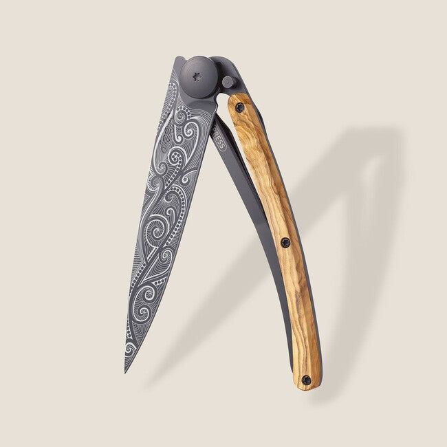 Deejo Coltello da chiusura nero tatuaggio legno d'ulivo pacifico