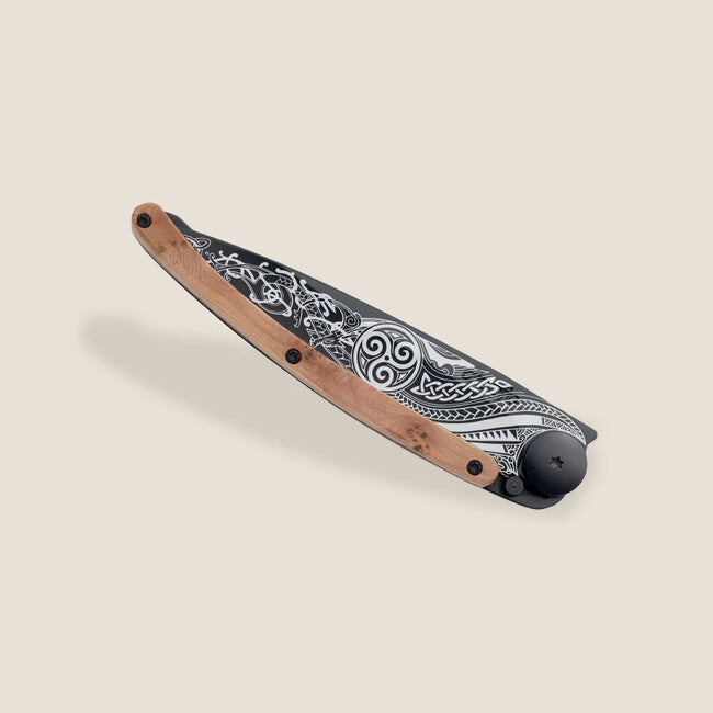 Deejo Tattoo Coltello da chiusura Legno di ginepro nero Celtico