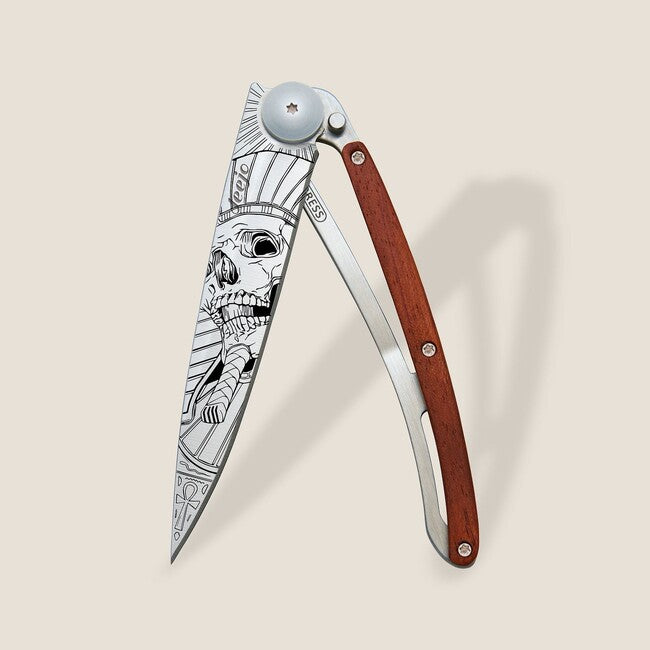 Deejo Tatuaggio che chiude il coltello teschio di faraone