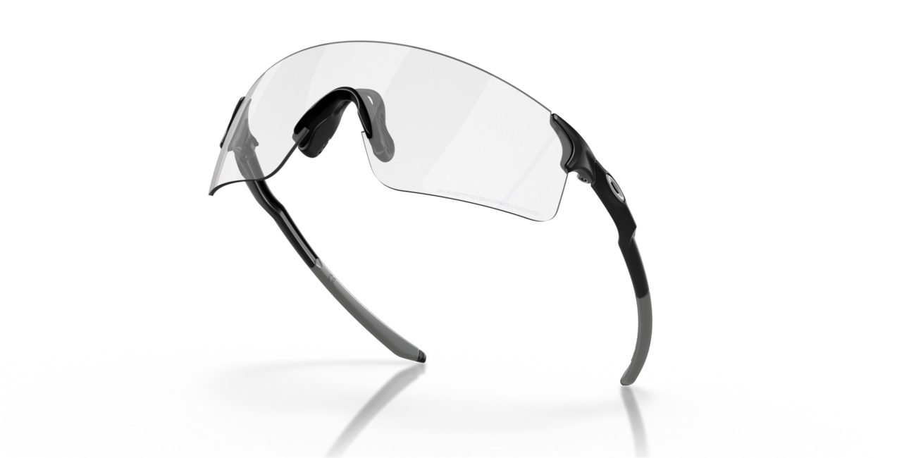 Oakley Evzero Blades occhiali fotocromatici con telaio matte black e con le diapositive clear 50% black irid photo
