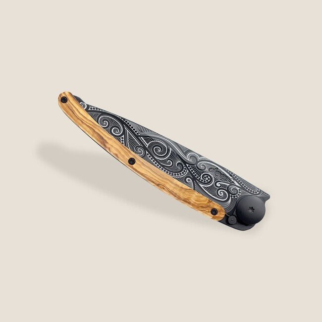 Deejo Coltello da chiusura nero tatuaggio legno d'ulivo pacifico