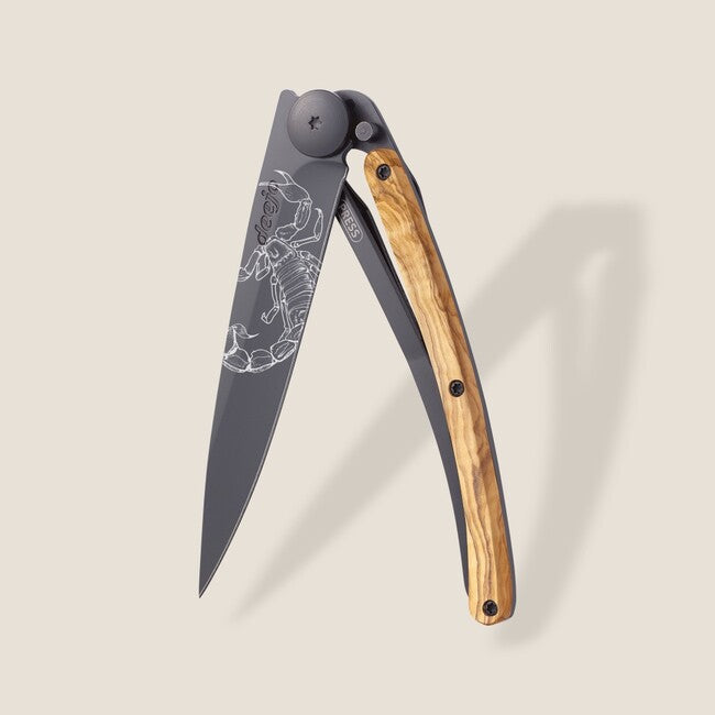 Deejo Tattoo coltello da chiusura nero in legno d'ulivo Scorpio