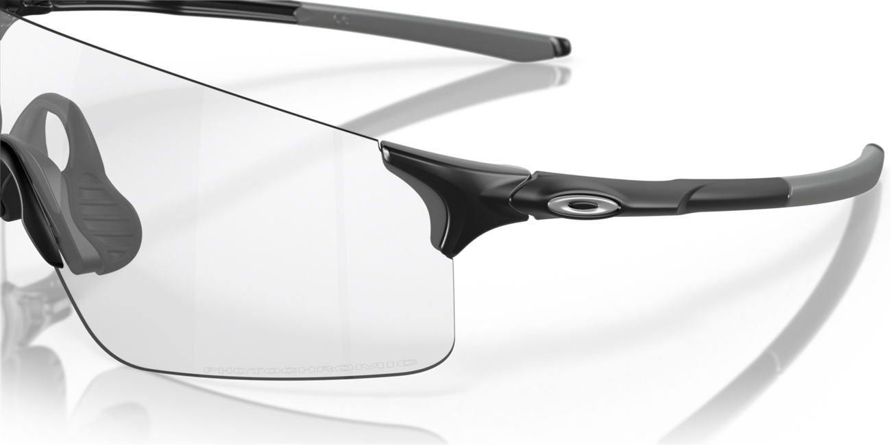 Oakley Evzero Blades occhiali fotocromatici con telaio matte black e con le diapositive clear 50% black irid photo