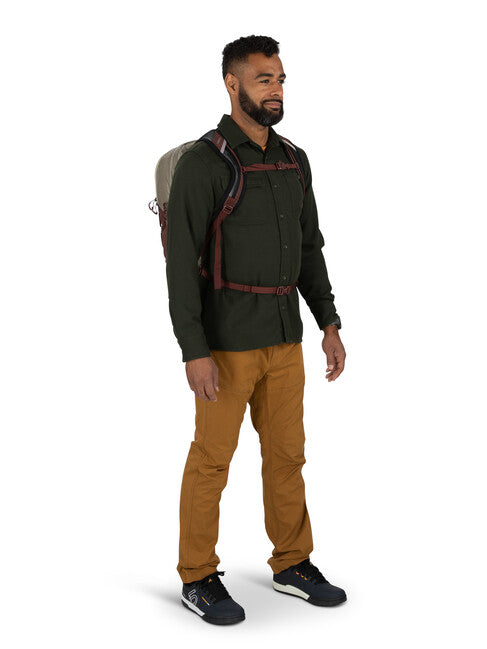 Osprey Quasar 28 zaino da città, marrone segatura/rosso raisin