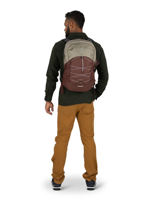 Osprey Quasar 28 zaino da città, marrone segatura/rosso raisin