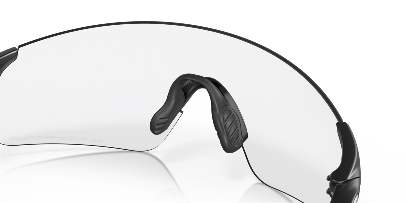 Oakley Evzero Blades occhiali fotocromatici con telaio matte black e con le diapositive clear 50% black irid photo