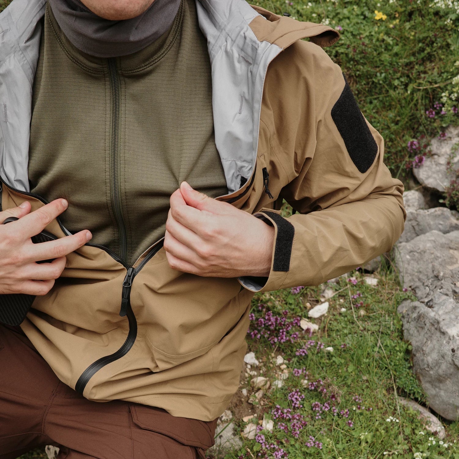 Helikon-Tex US LVL 2 nátelník, olivovo zelená – v použití 1