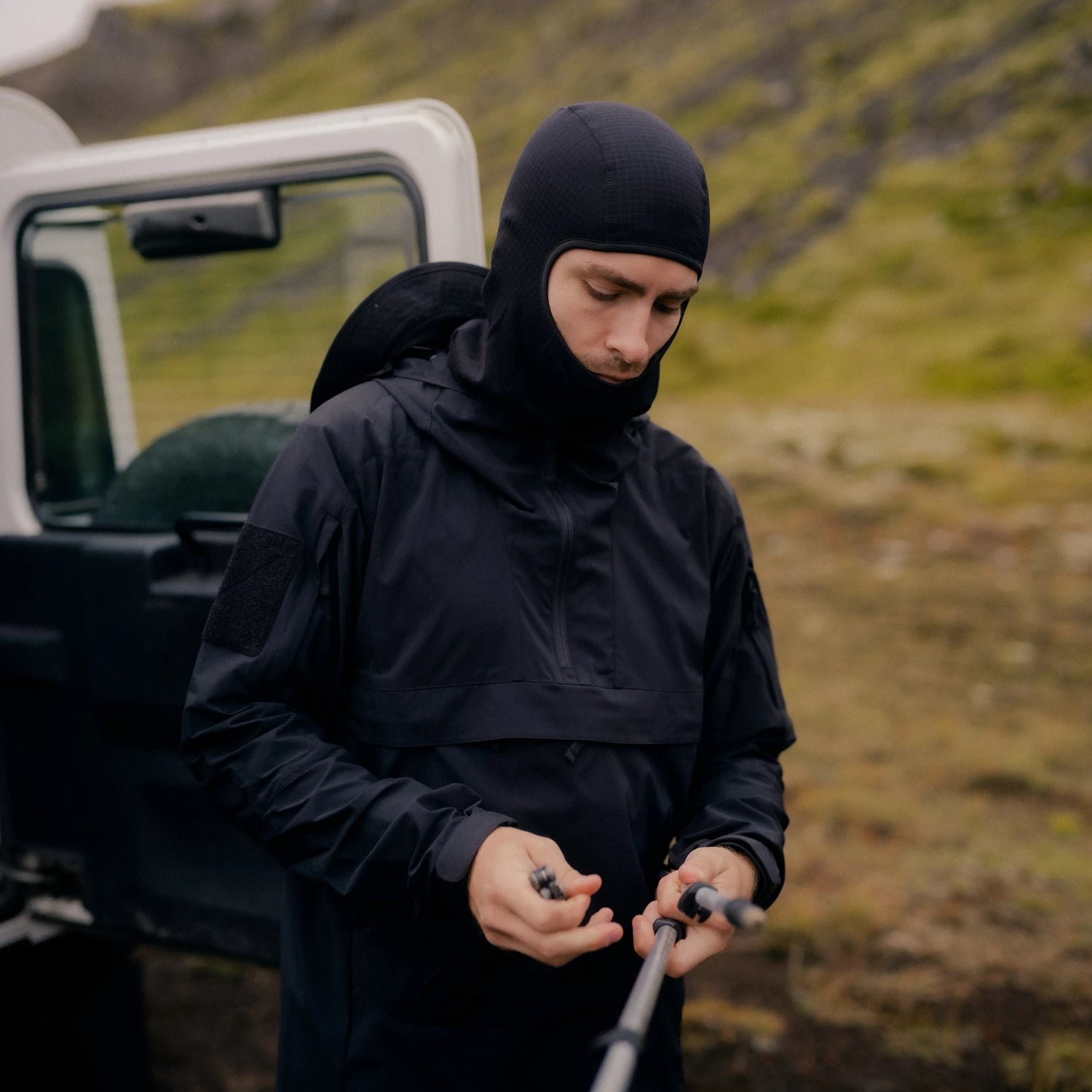 Helikon-Tex MISTRAL Soft Shell anorak bunda, Black – v použití 1