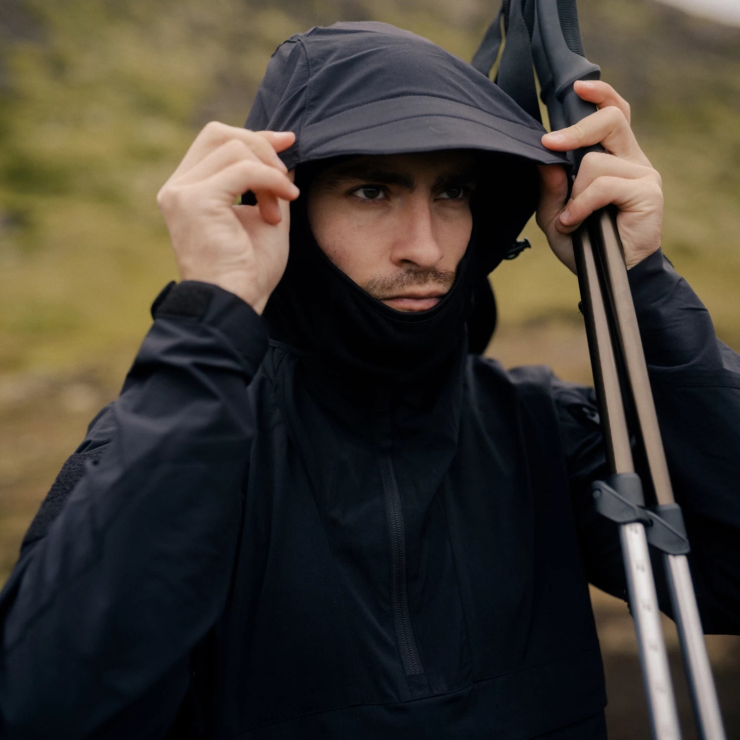 Helikon-Tex MISTRAL Soft Shell anorak bunda, Black – v použití 3