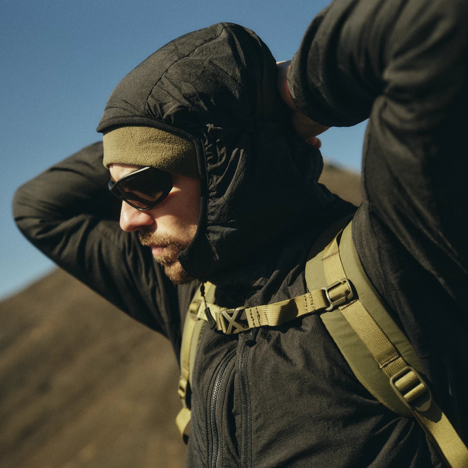 Helikon-Tex WOLFHOUND bunda s kapucňou Climashield Apex, Coyote – v použití 2