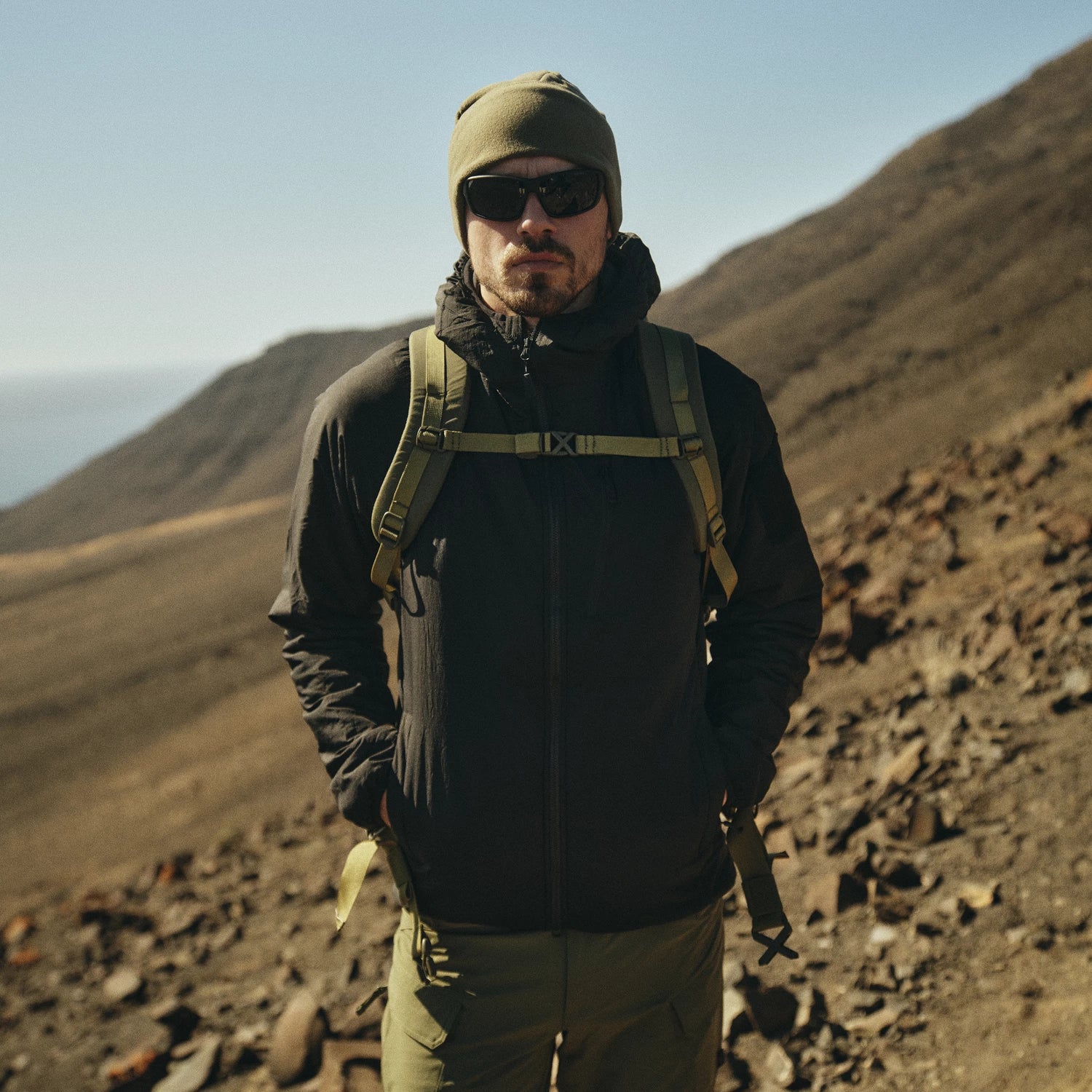 Helikon-Tex WOLFHOUND bunda s kapucňou Climashield Apex, Coyote – v použití 3