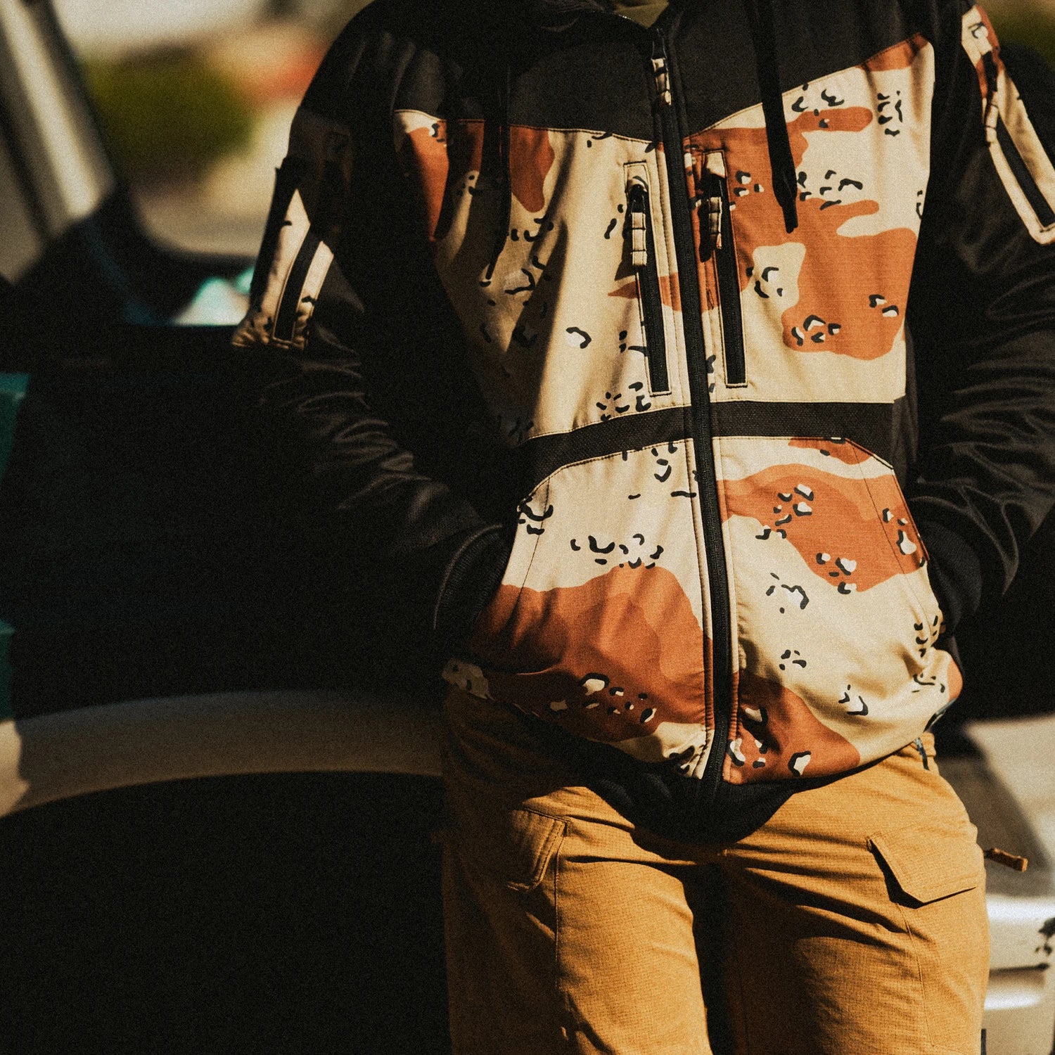 Helikon-Tex ROGUE HOODIE bunda, BLACK/US WOODLAND – v použití 1