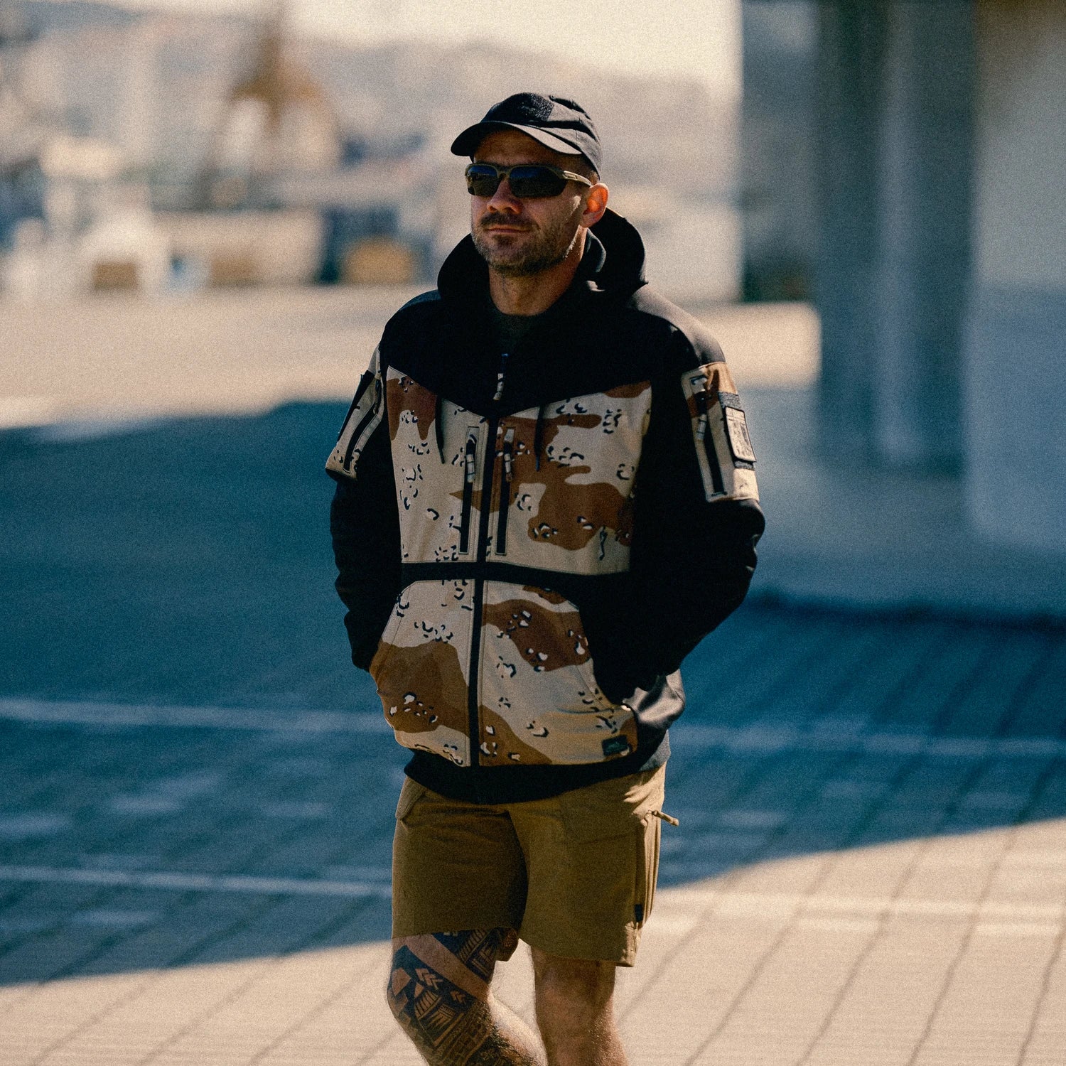 Helikon-Tex ROGUE HOODIE bunda, BLACK/MULTICAM – v použití 2