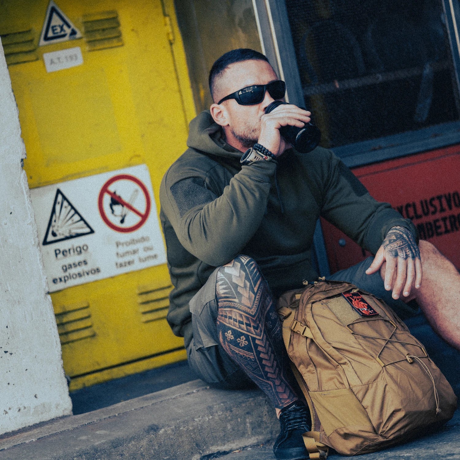 Helikon-Tex Kangaroo mestská mikina taktická, Red – v použití 2