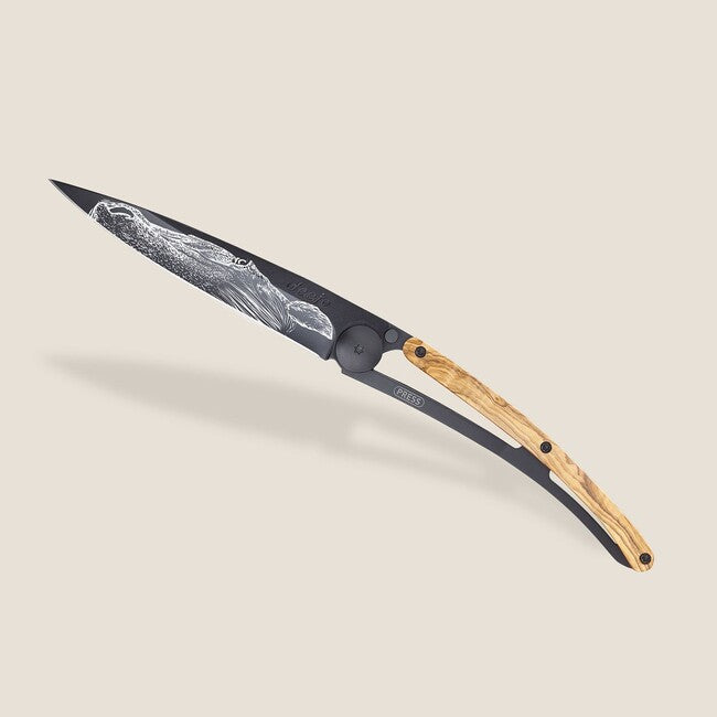 Deejo Warmblood coltello da chiusura nero tatuaggio legno d'ulivo