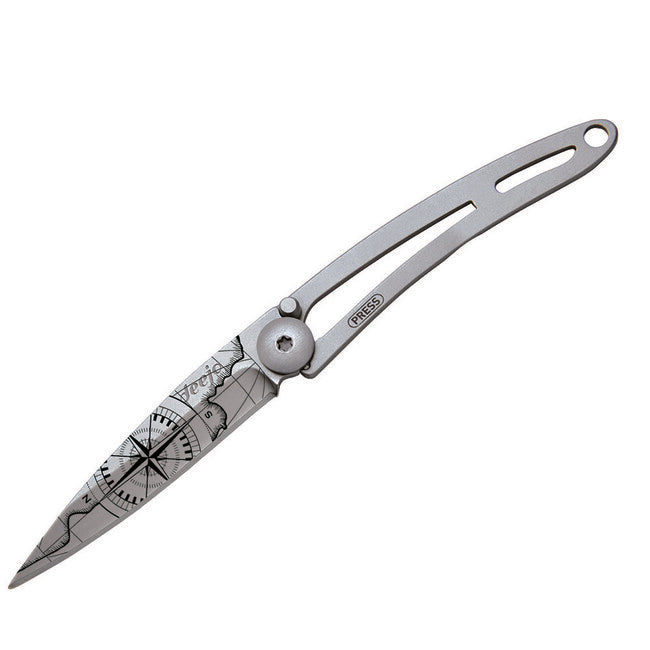 Deejo Terra Incognita chiusura coltello tatuaggio nudo