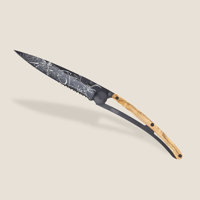 Deejo Tattoo Serration coltello legno d'ulivo scena di caccia