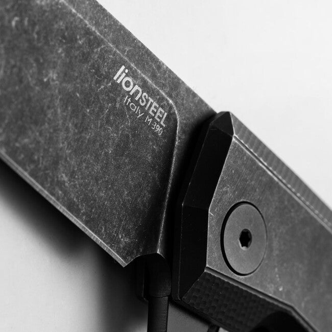 Lionsteel Myto é un coltello hi-tech EDC con lama in acciaio M390 e clip da cintura MYTO MT01B BW.