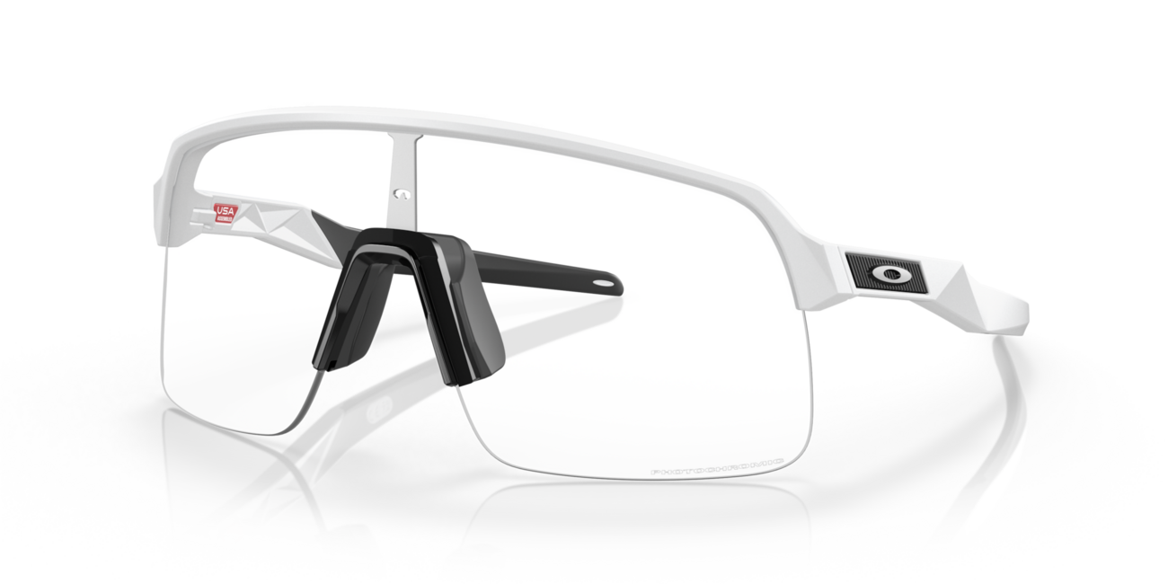 Oakley Sutro Lite occhiali fotocromatici con telaio Matte White e con le diapositive Clear Photochromic