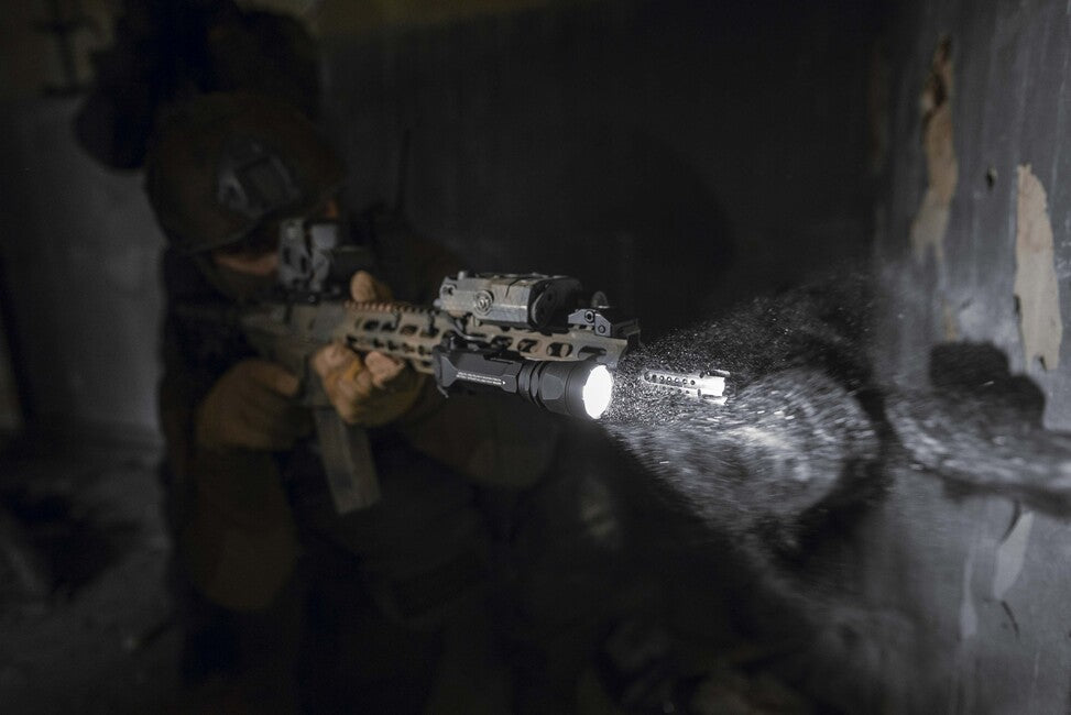 ArmyTek Parma C2IR Pro torcia ricaricabile compatta per armi da fuoco 1200lm