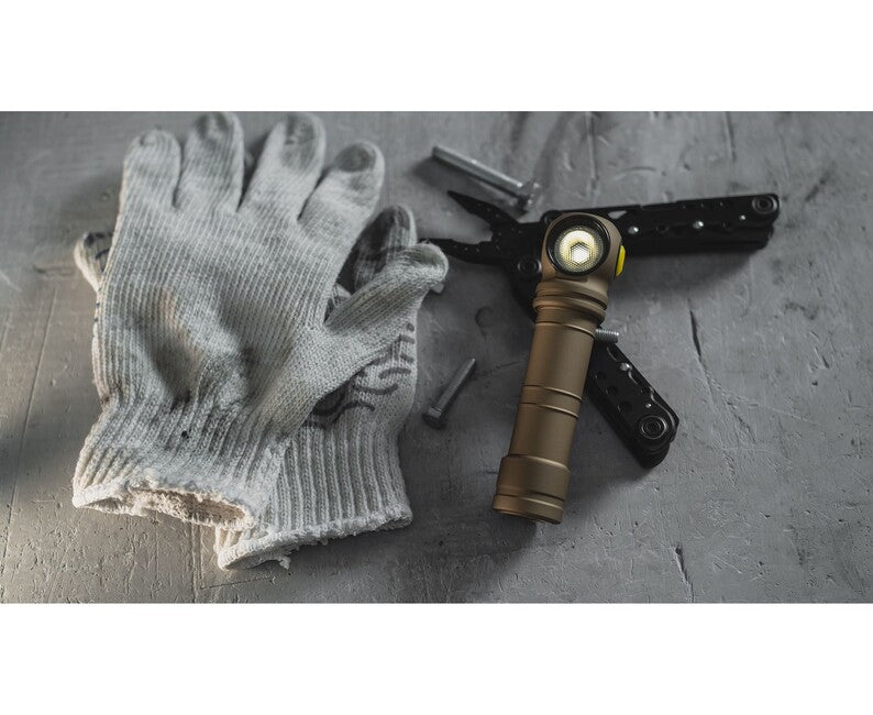 ArmyTek Wizard C2 Pro Max torcia portatile e LED bianca con supporto magnetico alimentata a batteria 4000 lm, sabbia