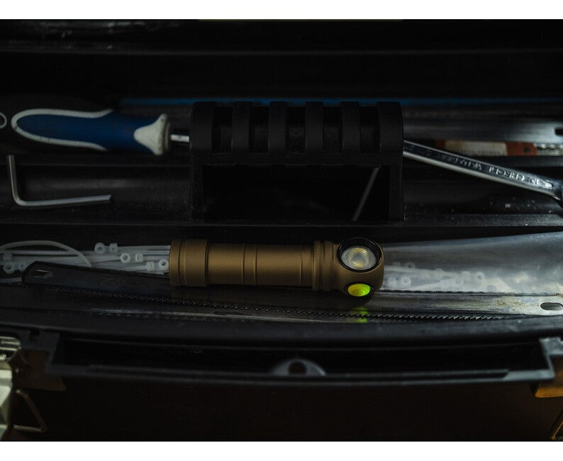 ArmyTek Wizard C2 Pro Max torcia portatile e LED bianca con supporto magnetico alimentata a batteria 4000 lm, sabbia